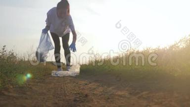 关心大自然。 <strong>志愿者</strong>女孩在垃圾袋里收集垃圾。 无垃圾星球概念。 自然清洁，<strong>志愿者</strong>